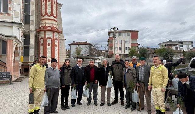 Erbaa’da Anlamlı Etkinlik: Cami Çıkışında Vatandaşlara Fidan Dağıtıldı