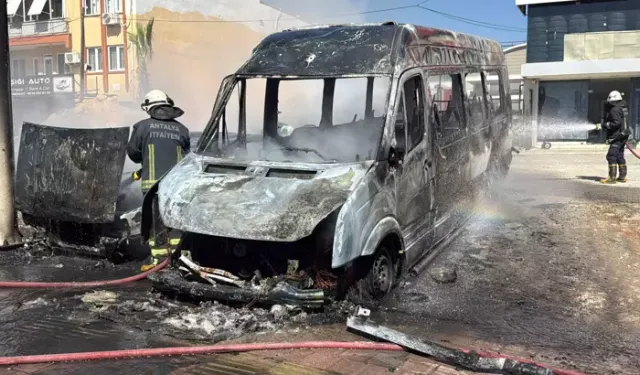 Antalya’da Park Halindeki Araçlar Alev Aldı