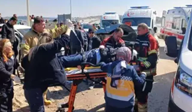 Ayvalık’ta İki Otomobil Çarpıştı: 6 Kişi Yaralandı