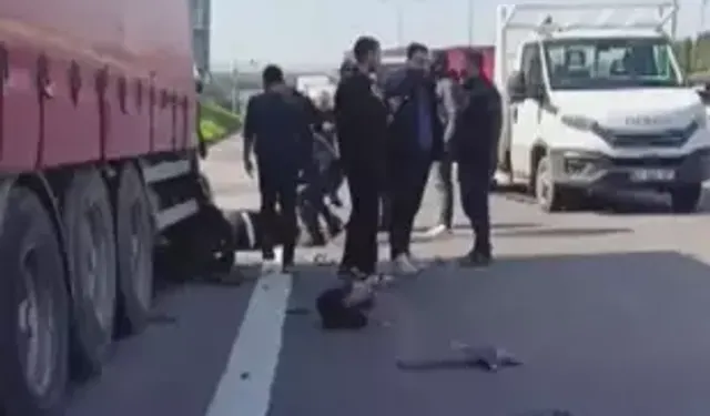 TEM Otoyolu’nda Motosiklet TIR’a Çarptı: Sürücü Yaralandı