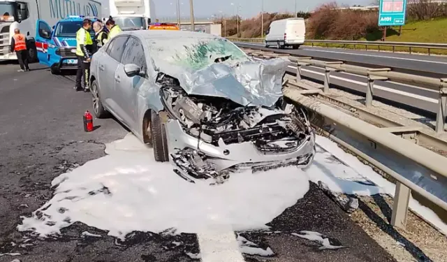 Silivri’de Kamyonla Çarpışan Otomobil Alev Aldı