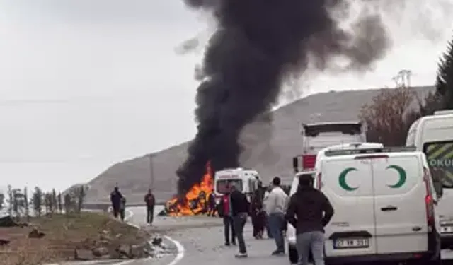 Batman-Mardin Yolunda Otomobil Alev Aldı: 2 Yaralı