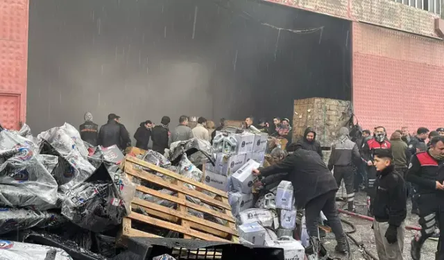 Yanıcı Madde Deposunda Yangın: İş Yerleri Tahliye Edildi