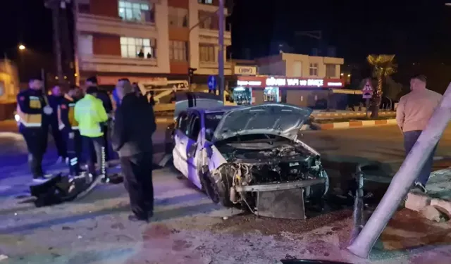 Kadirli’de Otomobil Refüje Çarptı: 2 Yaralı