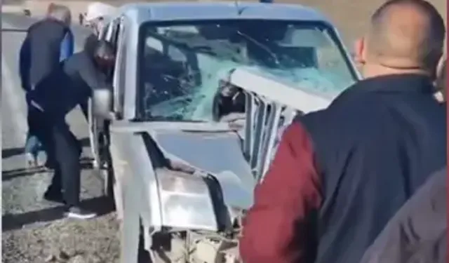 Hafif Ticari Araç Bariyere Saplandı: 1 Ağır 2 Yaralı