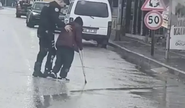 Yunus Polisi Engelli Vatandaşı Trafikten Geçirdi