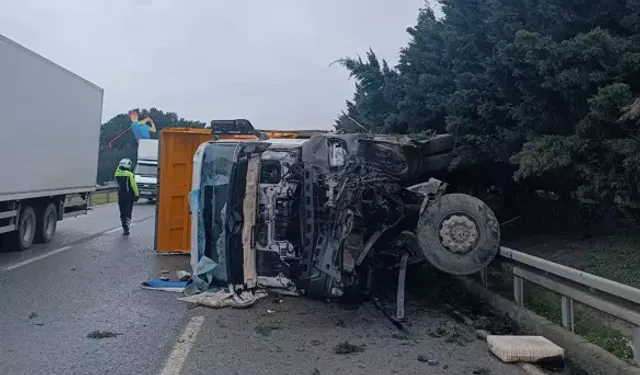 Canik’te Kamyon Bariyerlere Çarpıp Yan Yattı