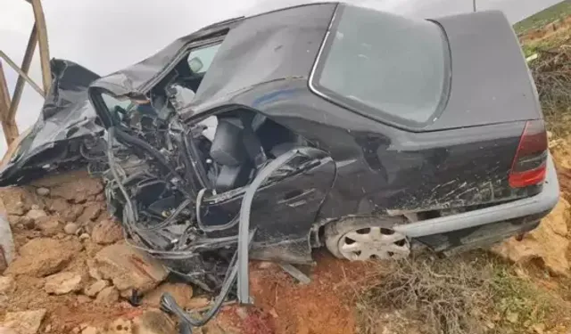 Reyhanlı’da Otomobil Direğe Çarptı