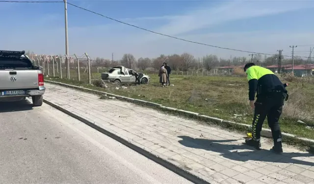 Kütahya’da Otomobil Bahçeye Uçtu: Genç Sürücü Yaralandı