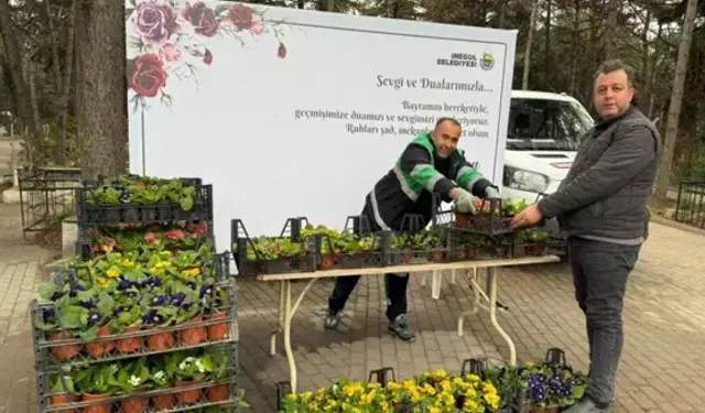 İnegöl Belediyesi’nden Mezarlıklara 9 Bin Bayram Çiçeği