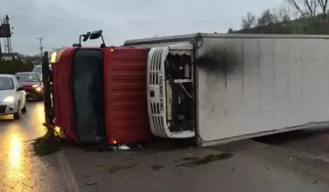 İnegöl’de Kamyon Fabrika Duvarına Çarptı: 2 Yaralı