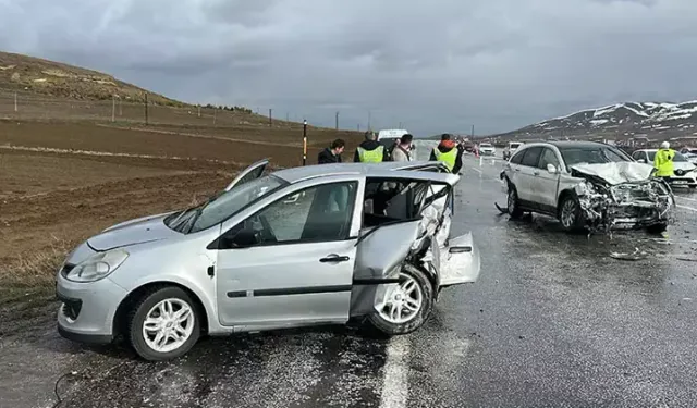 Sivas'ta 3 Aracın Karıştığı Zincirleme Kazada Erbaalı Genç Hayatını Kaybetti 5 Yaralı