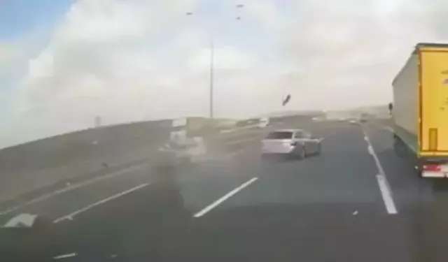 Arnavutköy’de Otomobil Bariyere Çarptı: Sürücü Yaralandı