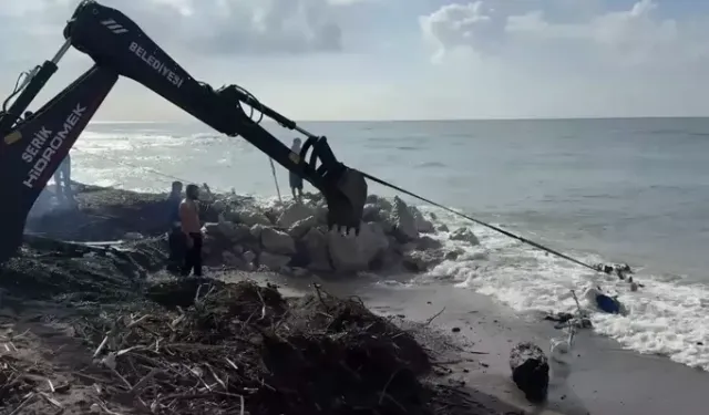 Tekne Kayalıklara Çarptı: 2 Kişi Yüzerek Kurtuldu