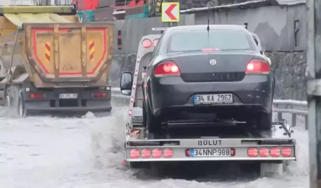 Sarıyer’de Yağmur Yolları Göle Dönüştürdü: Araçlar Mahsur