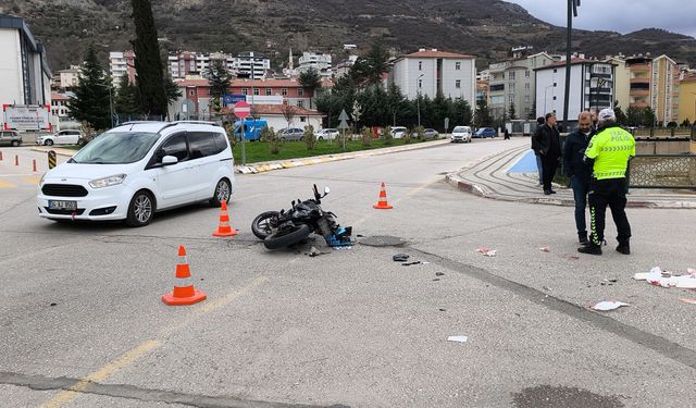 Tokat'ta Otomobil İle Motosiklet Çarpıştı: 2 Ağır Yaralı