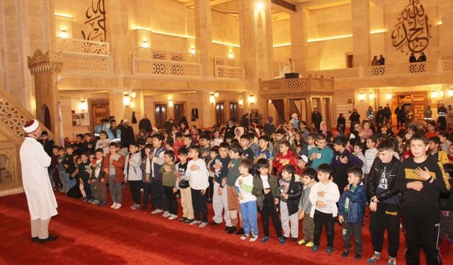 Tokat’ta Camiler Çocuklarla Şenlendi! Oyun, İbadet ve İkram Bir Arada.