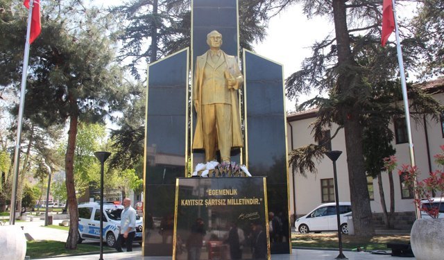 Erbaa’da Öğretmen ve Öğrenciler İçin Karanfil Bırakıldı