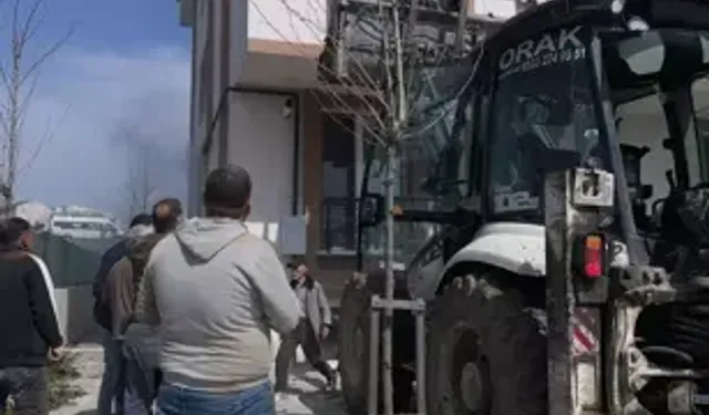 Yangın: Mahsur Kalanlar Kepçe ve Merdivenle Kurtarıldı