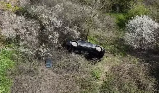 Otomobil Ormanlık Alana Uçtu: Sürücü Araçta Sıkıştı