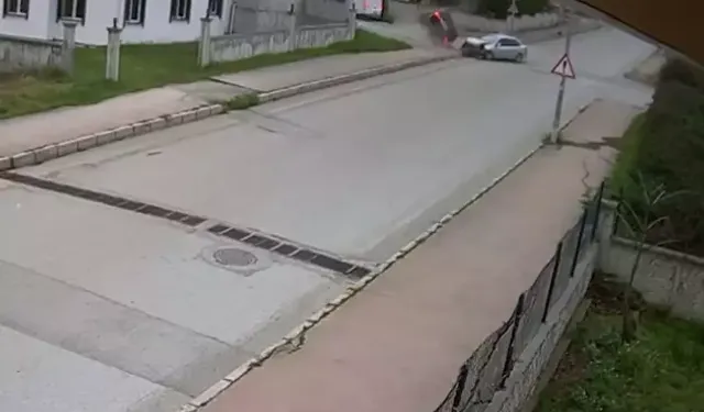 Atakum’da Kavşak Kazası: Araç Yan Yattı, Yaralanan Yok