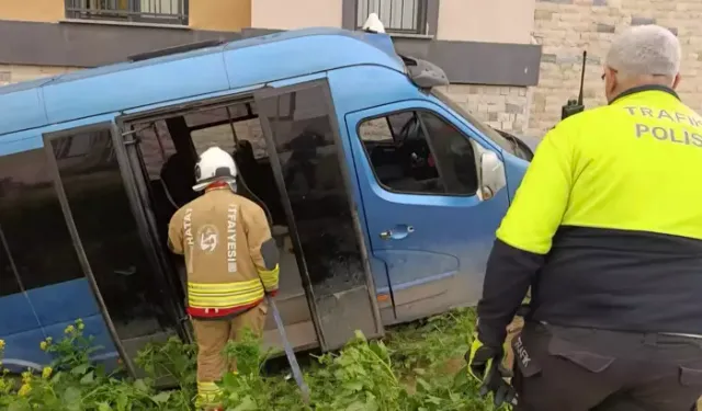 Kırıkhan’da Minibüs Devrildi: 2 Yaralı