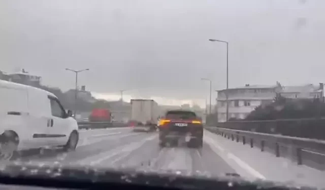 Dolu Yağışı Hayatı Olumsuz Etkiledi, Trafik Aksadı