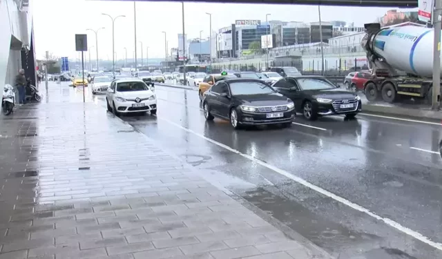 İstanbul’da Sağanak Yağış Trafiği Olumsuz Etkiledi