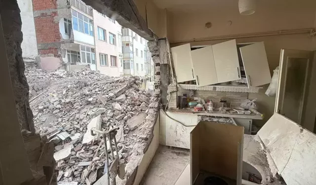 Yıkım Sırasında Ev Duvarı Yıkıldı, Panik Yaşandı