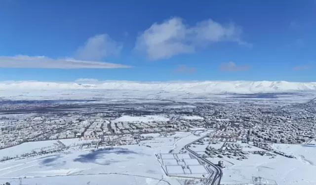 Erzurum ve Ardahan’da Kar Yağışı Ulaşımı Felç Etti