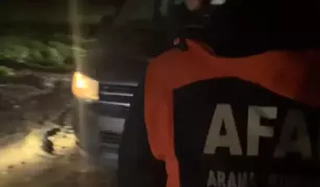 Reyhanlı’da Çamura Saplanan Minibüste 10 Kişi Kurtarıldı