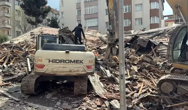 Kontrollü Yıkım Sırasında 4 Katlı Bina Aniden Çöktü