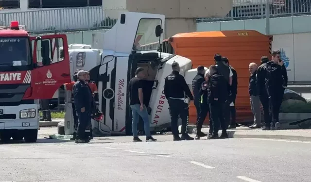 Beylikdüzü’nde Virajda Devrilen TIR: Sürücü Yaralandı
