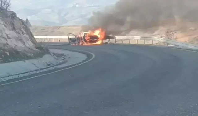 Siirt’te Seyir Halindeki Otomobil Yandı