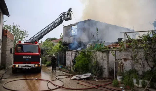 Yangın Faciası: İki Çocuk Kurtarıldı, 2 Ev Küle Döndü