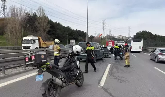 Kağıthane’de 6 Araçlı Zincirleme Kaza, Trafik Durdu