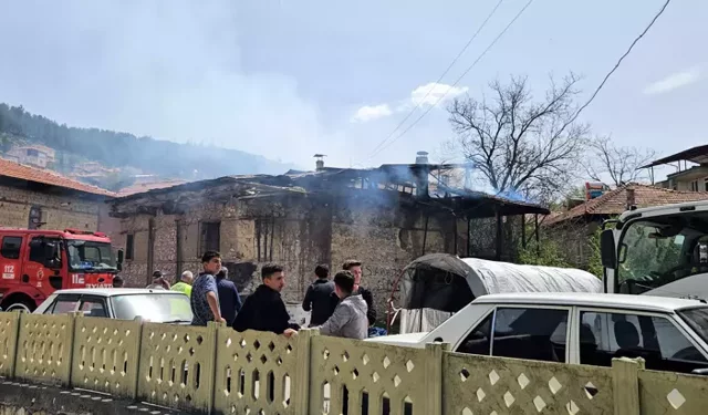 Bucak'ta Boş Ahşap Ev Yanarak Küle Döndü