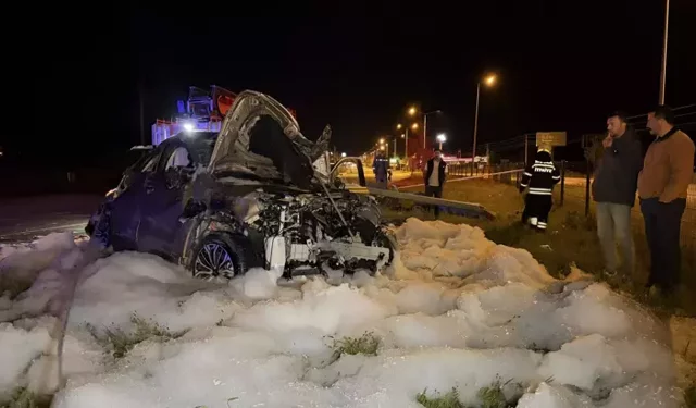 Otomobil Refüjdeki Direğe Çarptı: 4 Yaralı