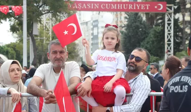 Adana’da 23 Nisan Coşkusu Meydanlara Taştı