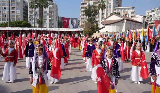 Mersin’de 23 Nisan Coşkusu Cumhuriyet Meydanı’nı Sardı