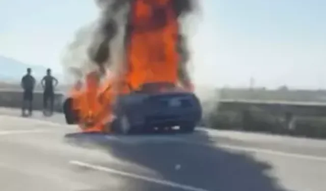 Aydın Otoyolunda Seyir Halindeki Otomobil Alev Alev Yandı
