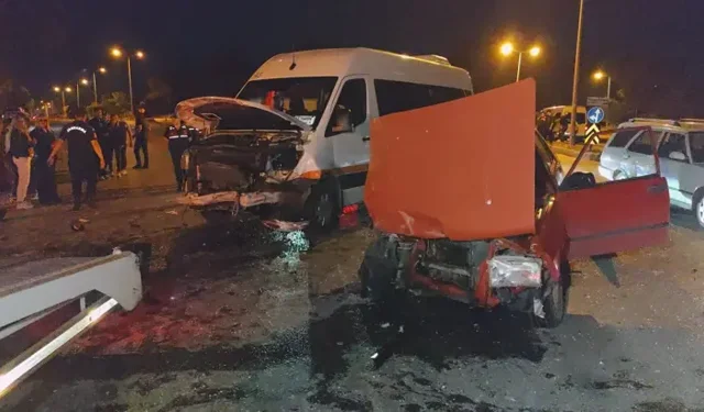 Manavgat’ta Tur Minibüsü ile Otomobil Çarpıştı: 4 Yaralı