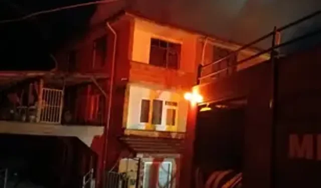3 Katlı Binada Yangın: Üst Kat Daire Kullanılamaz Hale Geldi