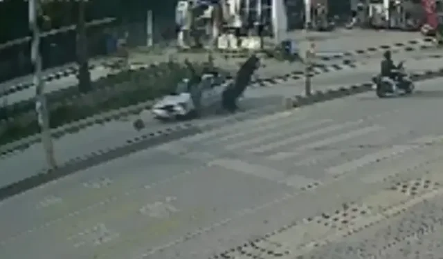 Yaya Geçidinde Dönüş Yapan Otomobile Motosiklet Çarptı