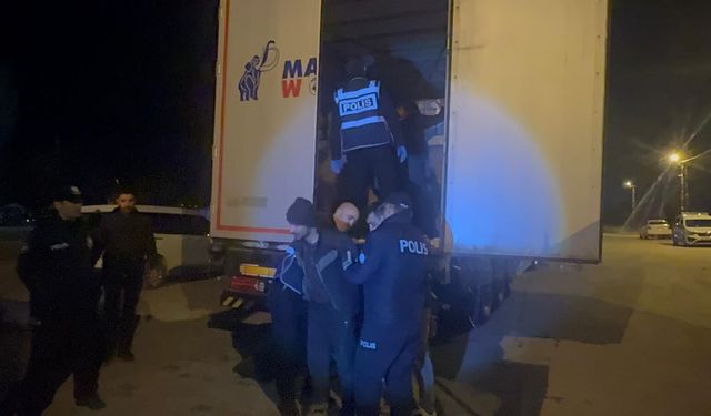 Erbaa’da Polisten Kaçamadılar: TIR Dorsesinden 18 Kaçak Göçmen Çıktı!