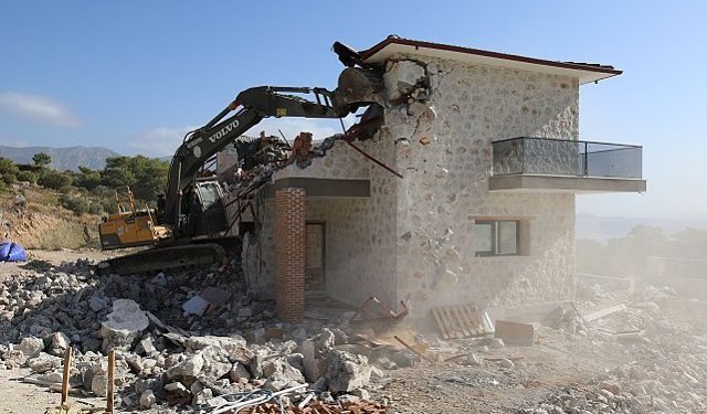 Kaş’ta Kaçak Yapı Krizi: 10. Kez Yıkım İhalesi Açıldı