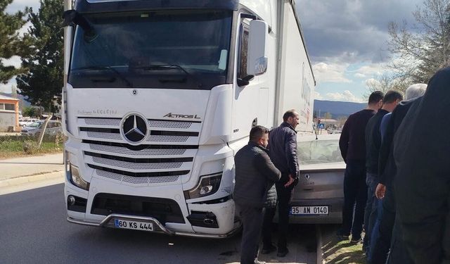 Erbaa’da "Sıkışmalı" Kaza: Tırın Yanında Askıda Kaldı!