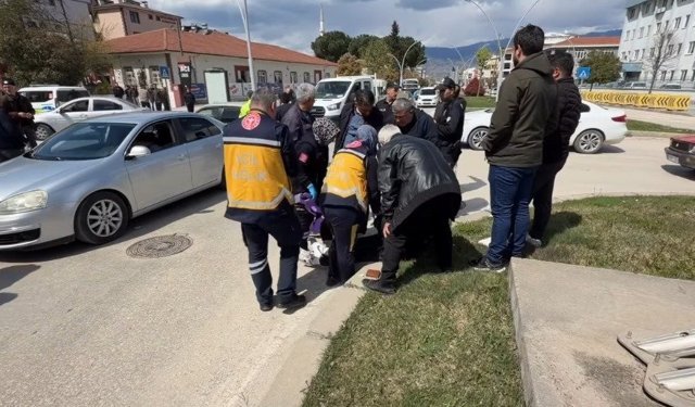 Erbaa’da Motosiklet Kazası: Kontrolden Çıkan Kurye Yola Savruldu!