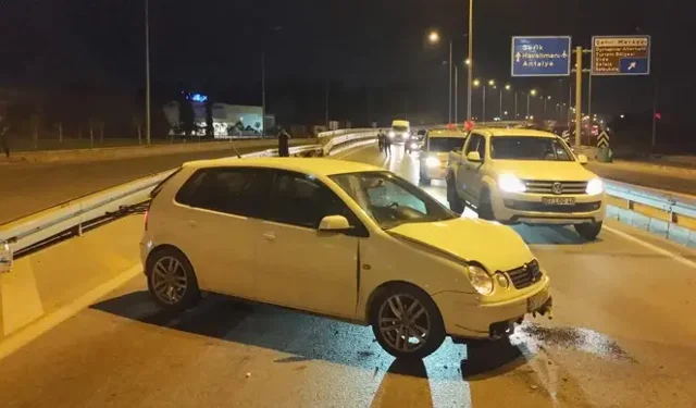 Manavgat’ta Bariyerlere Çarpan Otomobilde 2 Kişi Yaralandı