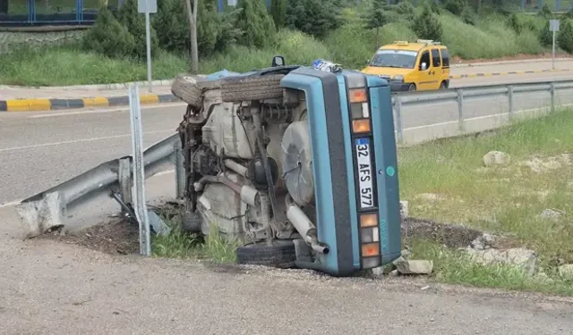 Eğirdir’de Otomobil Yan Yattı, Baba Oğul Kurtuldu